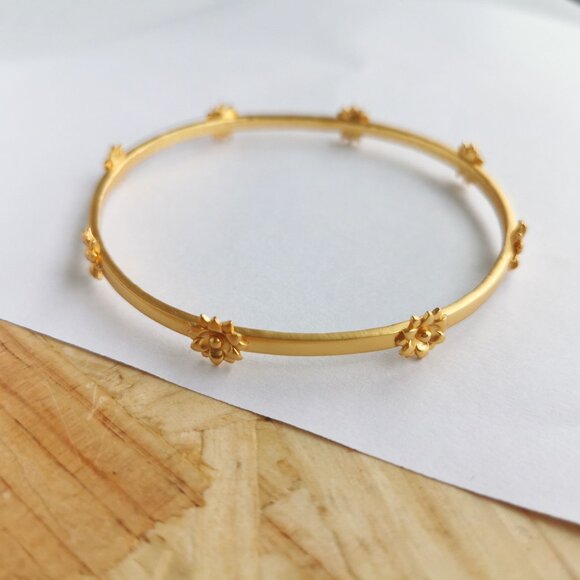 NEW Julie Vos Floral Bangle Bracelet Size M 24K Gold Plate - Picture 2 of 3